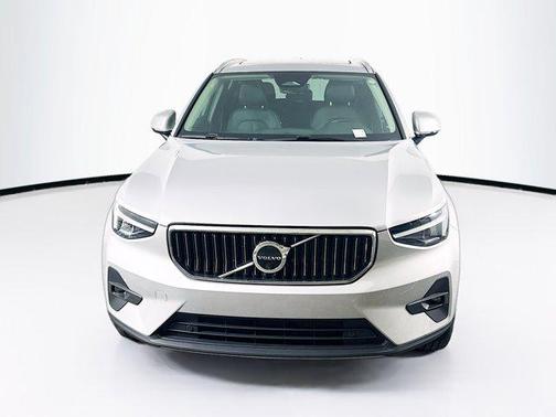 2025 Volvo XC40 B5 Plus Bright Theme