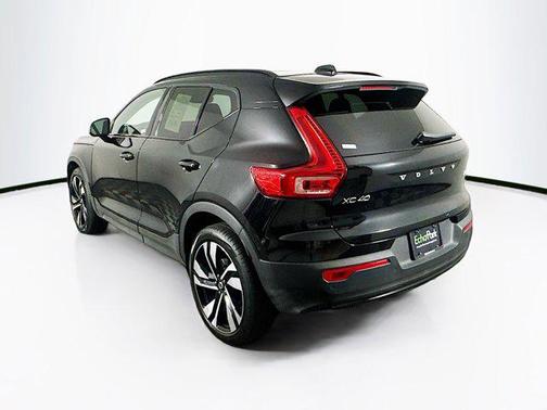 2025 Volvo XC40 B5 Plus Dark Theme