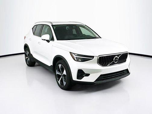 2025 Volvo XC40 B5 Plus Bright Theme