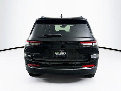 Diamond Black Crystal Pearlcoat 2025 Jeep Grand Cherokee Altitude