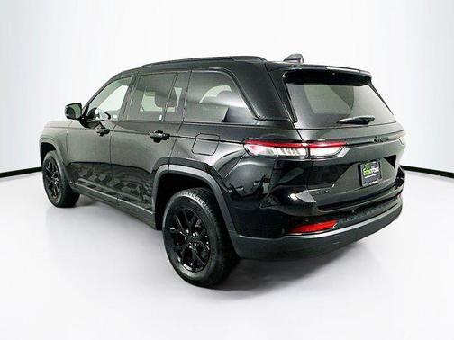 Diamond Black Crystal Pearlcoat 2025 Jeep Grand Cherokee Altitude