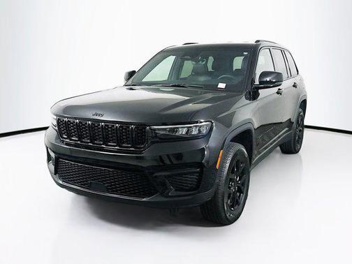 Diamond Black Crystal Pearlcoat 2025 Jeep Grand Cherokee Altitude