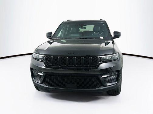 Diamond Black Crystal Pearlcoat 2025 Jeep Grand Cherokee Altitude