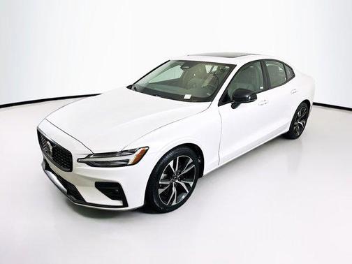 2024 Volvo S60 B5 Core Dark Theme