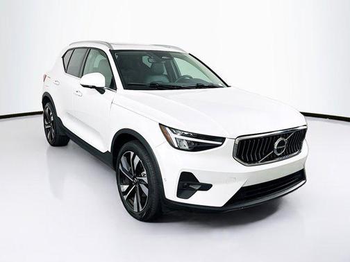 2025 Volvo XC40 B5 Plus Bright Theme