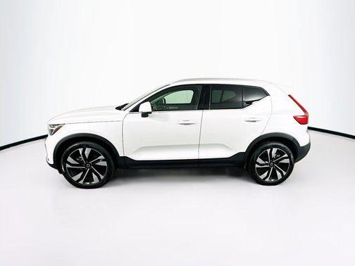 2025 Volvo XC40 B5 Plus Bright Theme
