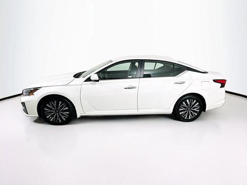 Pearl White Tricoat 2023 Nissan Altima 2.5 SV