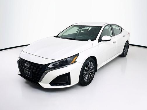 Pearl White Tricoat 2023 Nissan Altima 2.5 SV