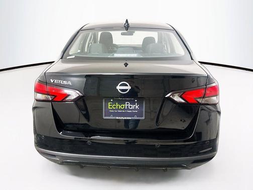 Super Black 2025 Nissan Versa 1.6 SV