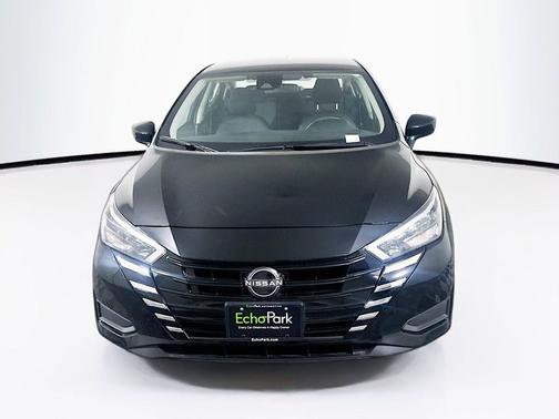 Super Black 2025 Nissan Versa 1.6 SV