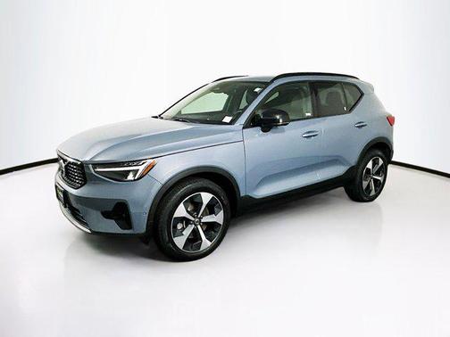 Thunder Grey Metallic 2023 Volvo XC40 B4 Ultimate Dark Theme