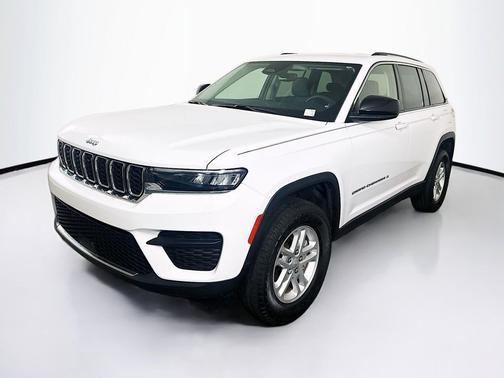 Bright White Clearcoat 2023 Jeep Grand Cherokee Laredo