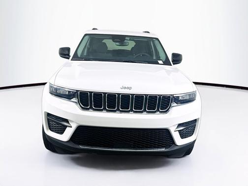 Bright White Clearcoat 2023 Jeep Grand Cherokee Laredo