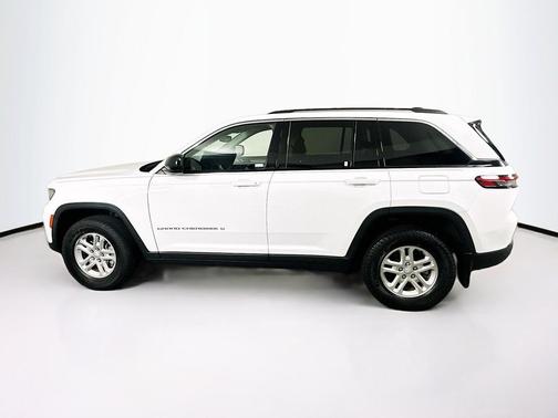 Bright White Clearcoat 2023 Jeep Grand Cherokee Laredo
