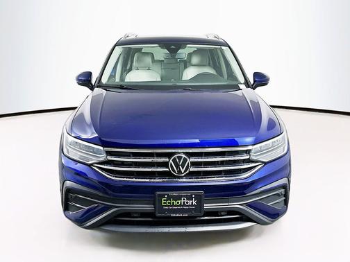 Deep Black Pearl 2024 Volkswagen Tiguan 2.0T SE