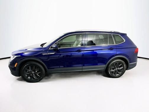 Deep Black Pearl 2024 Volkswagen Tiguan 2.0T SE