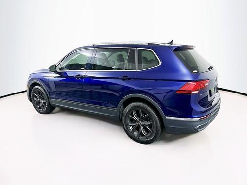 Deep Black Pearl 2024 Volkswagen Tiguan 2.0T SE