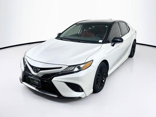 Wind Chill Pearl/Midnight Black Metallic 2019 Toyota Camry XSE