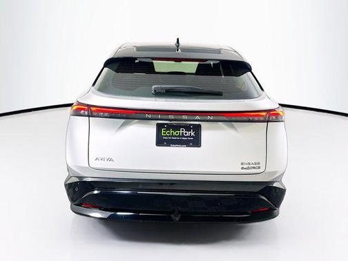 Brilliant Silver Metallic/Black Diamond Pearl 2024 Nissan ARIYA ENGAGE