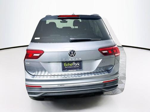 Platinum Gray Metallic 2024 Volkswagen Tiguan 2.0T SE