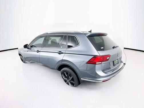 Platinum Gray Metallic 2024 Volkswagen Tiguan 2.0T SE