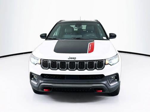 Bright White Clearcoat 2025 Jeep Compass Trailhawk