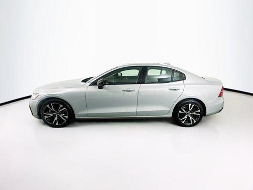 2024 Volvo S60 B5 Core Dark Theme
