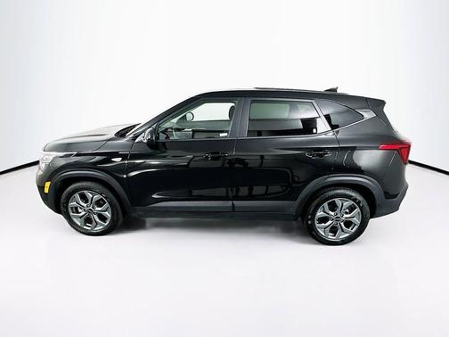 Fusion Black 2026 Kia Seltos LX