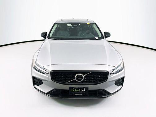 2024 Volvo S60 B5 Core Dark Theme
