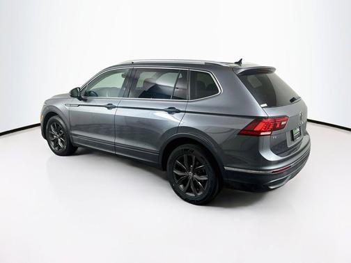 Platinum Gray Metallic 2022 Volkswagen Tiguan 2.0T SE