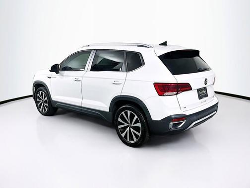 Pure White 2022 Volkswagen Taos 1.5T SE
