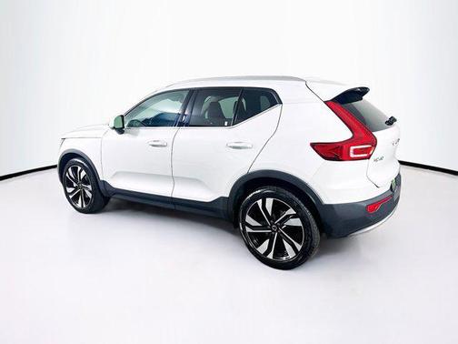 2025 Volvo XC40 B5 Plus Bright Theme