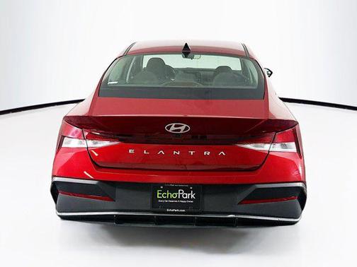 2024 Hyundai ELANTRA SE