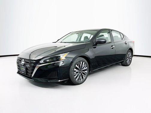 Super Black 2025 Nissan Altima SV FWD