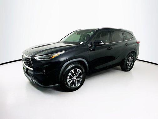 Midnight Black Metallic 2021 Toyota Highlander XLE