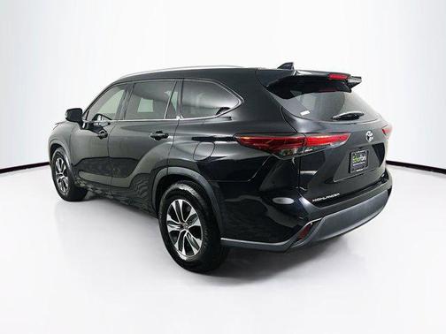 Midnight Black Metallic 2021 Toyota Highlander XLE