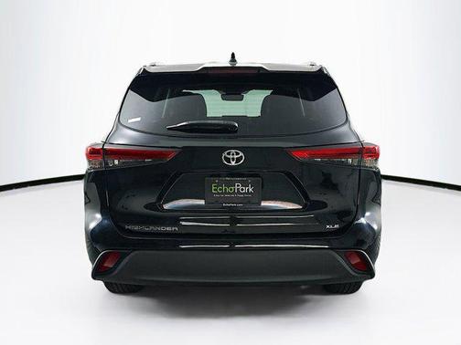 Midnight Black Metallic 2021 Toyota Highlander XLE