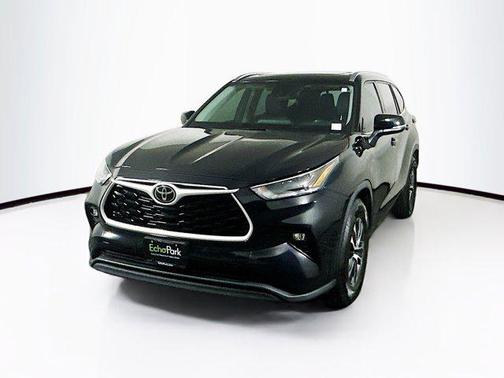 Midnight Black Metallic 2021 Toyota Highlander XLE
