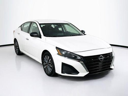 Glacier White 2025 Nissan Altima SV FWD