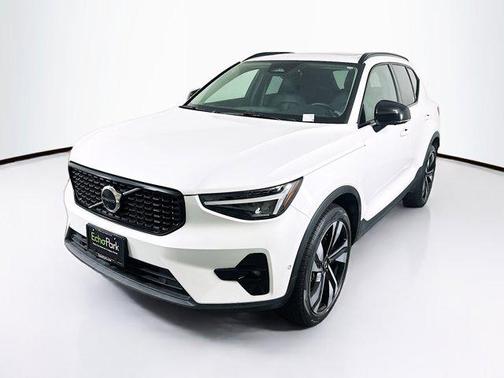 2025 Volvo XC40 B5 Plus Dark Theme
