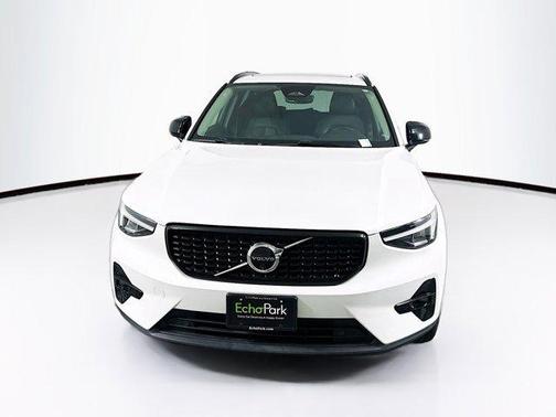 2025 Volvo XC40 B5 Plus Dark Theme