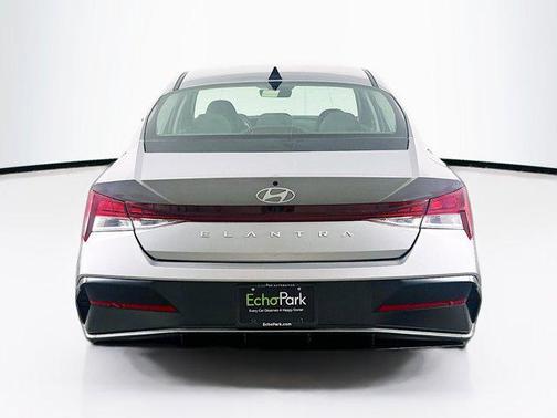 Fluid Metal 2025 Hyundai ELANTRA SEL