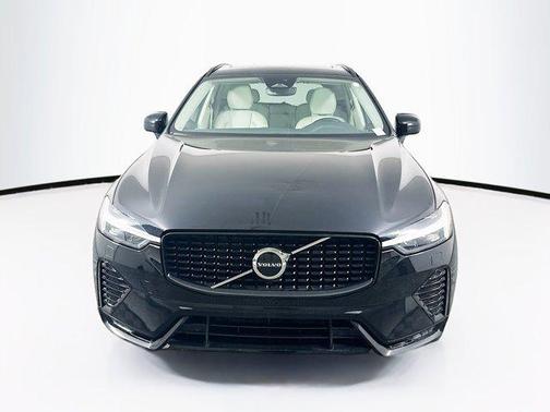 2024 Volvo XC60 B5 Core Dark Theme