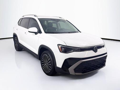 Pure White 2025 Volkswagen Taos 1.5T SE