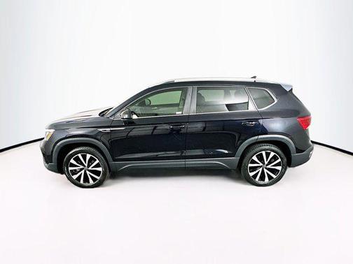 Deep Black Pearl 2022 Volkswagen Taos 1.5T SE