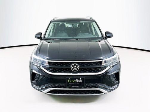 Deep Black Pearl 2022 Volkswagen Taos 1.5T SE
