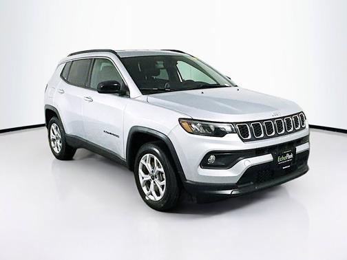 Silver Zynith Metallic Clearcoat 2025 Jeep Compass Latitude