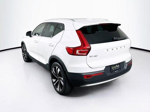 Crystal White Metallic 2023 Volvo XC40 B4 Plus Bright Theme
