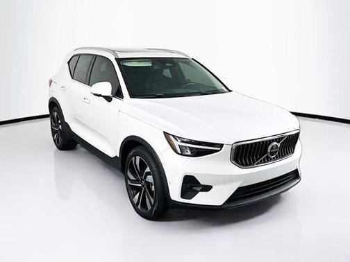 Crystal White Metallic 2023 Volvo XC40 B4 Plus Bright Theme