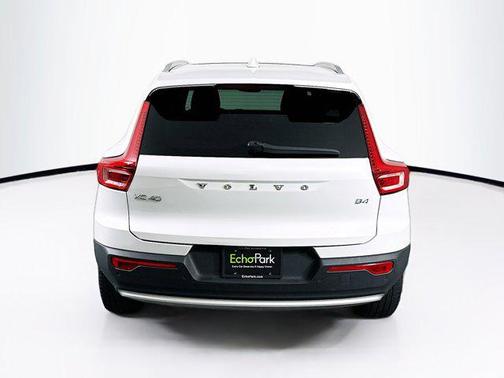 Crystal White Metallic 2023 Volvo XC40 B4 Plus Bright Theme